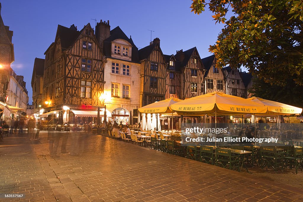 People enjoying their evening in Place Plumereau.