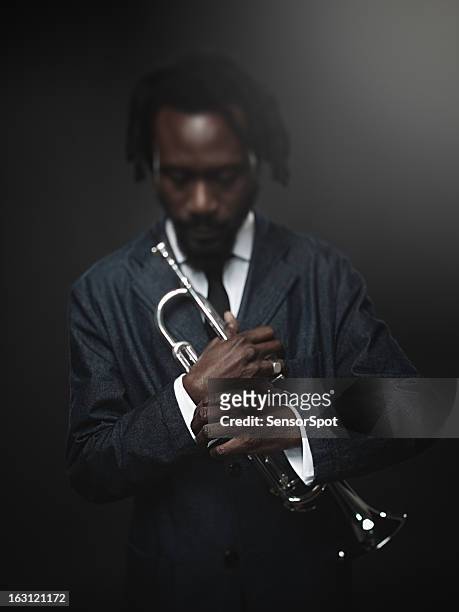 jazz trompete player - blechblasinstrument stock-fotos und bilder