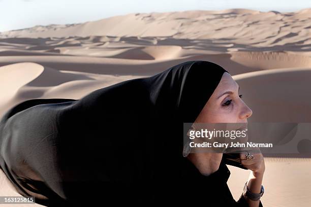 woman wearing abaya in desert, headshot. - velo foto e immagini stock