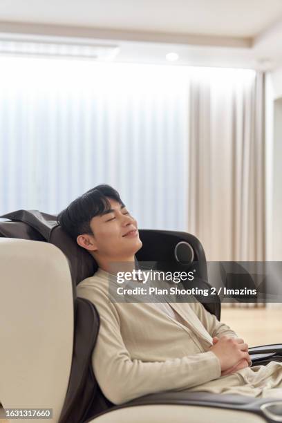 korea, youth, massage chair - massagestuhl stock-fotos und bilder