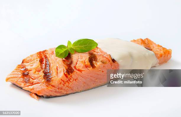 salmon steak mit mayonnaise - basilikum freisteller stock-fotos und bilder