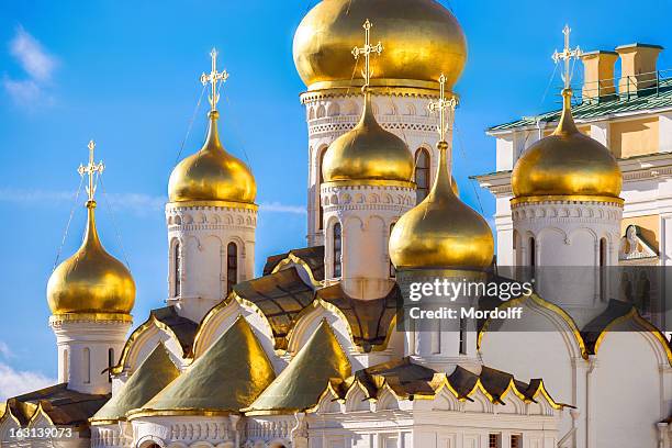 goldene kuppeln der russische kirche - russian orthodox stock-fotos und bilder