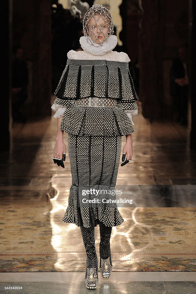 Alexander McQueen - Runway RTW - Fall 2013 - Paris Fashion Week