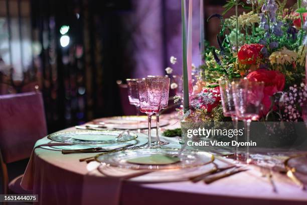 shiny wineglasses on the festive table with fresh flowers - table dressée photos et images de collection