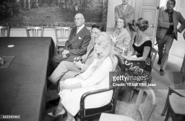 Wedding Of Brigitte Bardot And Jacques Charrier. Le 18 juin 1959, Jacques CHARRIER et Brigitte BARDOT lors de leur mariage à la mairie de...