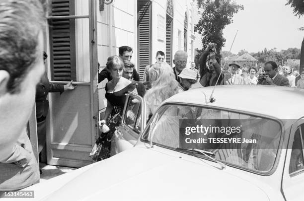 Wedding Of Brigitte Bardot And Jacques Charrier. Le 18 juin 1959, fuyant les photographes, Brigitte BARDOT précédée par sa soeur Mijanou et...