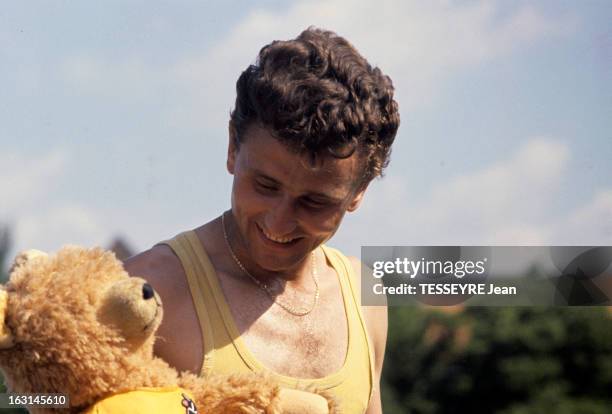 Michel Jazy. En France, Michel JAZY, athlète, coureur de demi-fond, portant un maillot jaune, tenant un lion en peluche, après la course.