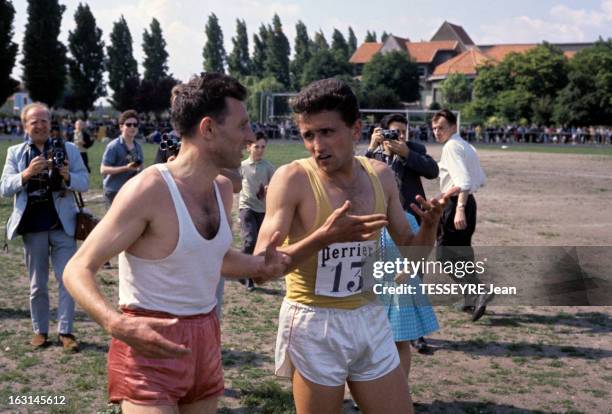 Michel Jazy. En France, Michel JAZY, athlète, coureur de demi-fond, portant un maillot jaune, discutant avec un autre athlète, après la course.