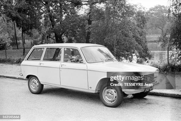 Auto Show 1965. France, 29 septembre 1965, Lors du salon de l'auto, les constructeurs automobiles présentent leurs nouveautés : ici vue de profil,...