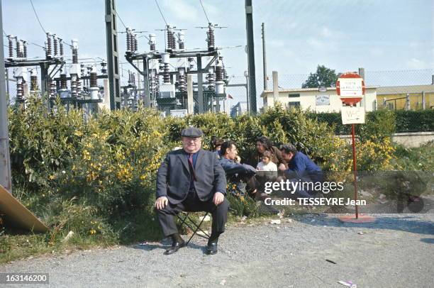 Factories On Strike. Les grèves en France durant Mai 1968 : pour le piquet de grève, le pliant du pique-niqueur. C'est l'atmosphère de 1936.