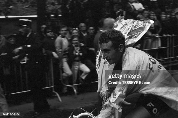 Cycling Tour De France 1966. Du 21 juin au 14 juillet 1966, le 53e Tour de France, en 22 étapes, sur une distance de 4 329 km, parcoure les routes de...