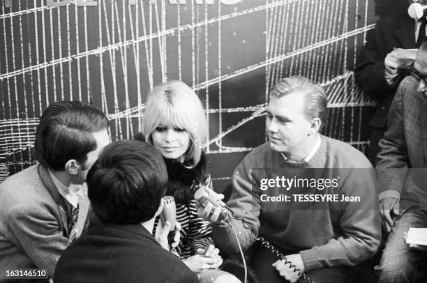 Brigitte Bardot Boarding At Orly For The United States. Paris, le 16 décembre 1965, à l¿aéroport d¿Orly. Brigitte BARDOT embarque pour New York où...