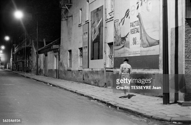 Measures Of Protection Against Attacks. En novembre 1966, de nuit, bravant le danger d'agression, une femme seule, marchant la nuit dans une rue de...