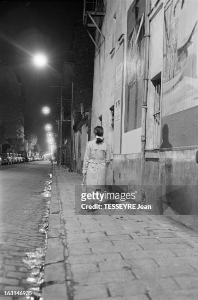 Measures Of Protection Against Attacks. En novembre 1966, de nuit, bravant le danger d'agression, une femme seule, marchant la nuit dans une rue de...