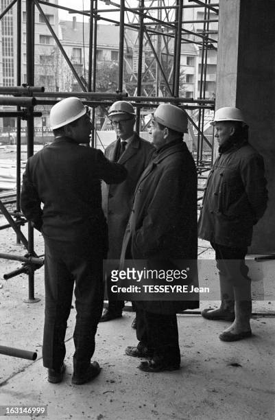 Rendezvous With Pierre Mendes-France. En novembre 1961, à Grenoble, l'homme politique Pierre MENDES-FRANCE, discutant avec des collaborateurs,...