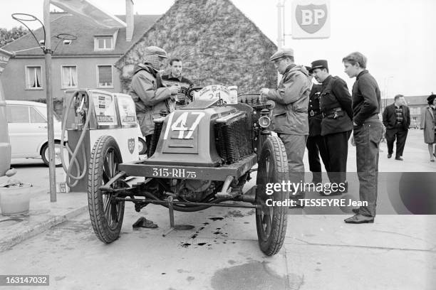 The Rally Of Old Cars Paris Vienna 1965. En mai 1965, dans le cadre de la course 'le rallye des vieux Tacots Paris Vienne' des automobiles anciennes...