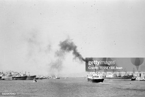 Arrival At The Harbour Of Piraeus Of The Survivors Of The Sinking Of The Greek Ferry 'Heraklion'. En Grèce, à Athènes, le 9 décembre 1966. Les...