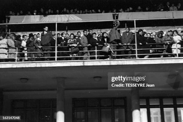 Arrival At The Harbour Of Piraeus Of The Survivors Of The Sinking Of The Greek Ferry 'Heraklion'. En Grèce, à Athènes, le 9 décembre 1966. Les...