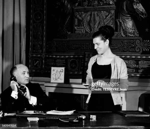 Jean Bozzi. A Paris, le 28 décembre 1966, Jean BOZZI, chef de cabinet de Roger Frey, au ministère de l'intérieur,dans son bureau, au téléphone, sa...