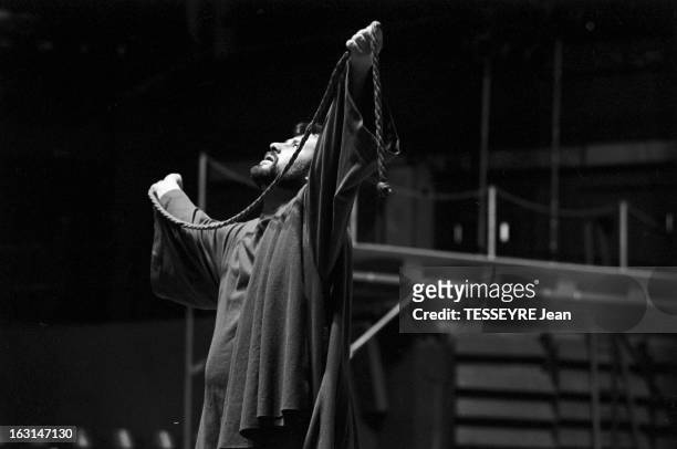 Performance Of 'La Passion Du Christ' In 1967. France, Paris, 19 janvier 1967, Le spectacle 'La Passion du Christ' est joué par les compagnons...