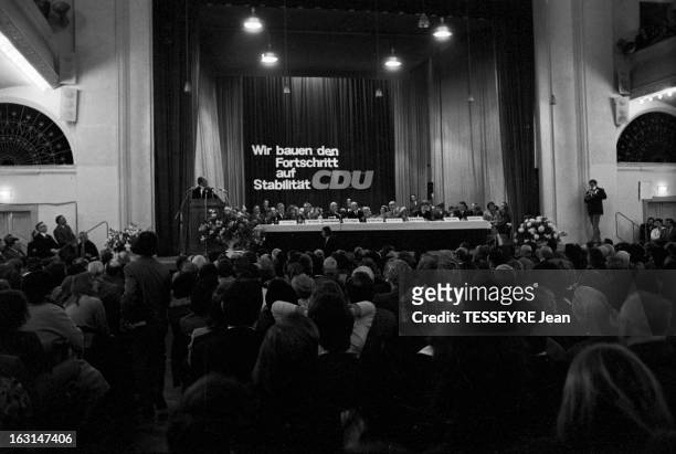Campaign Of Rainer Barzel For General Elections Of 1972 In Gdr. RDA- 8 Novembre 1972- Lors de la campagne aux législatives, plan génral de face de...