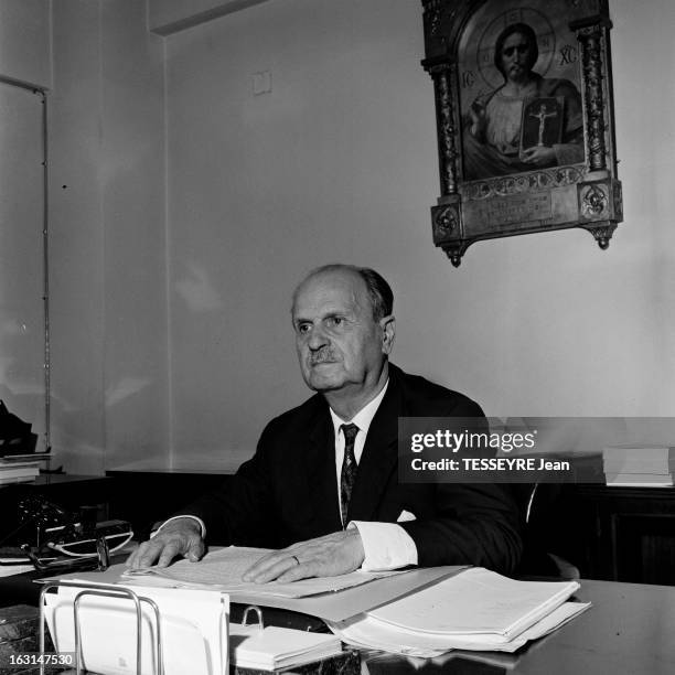 Leonidas Rozakis, Greek Minister Of Justice. En Grèce, le 6 juillet 1967, le ministre grec de la justice, Leonidas ROZAKIS reçoit le journaliste de...