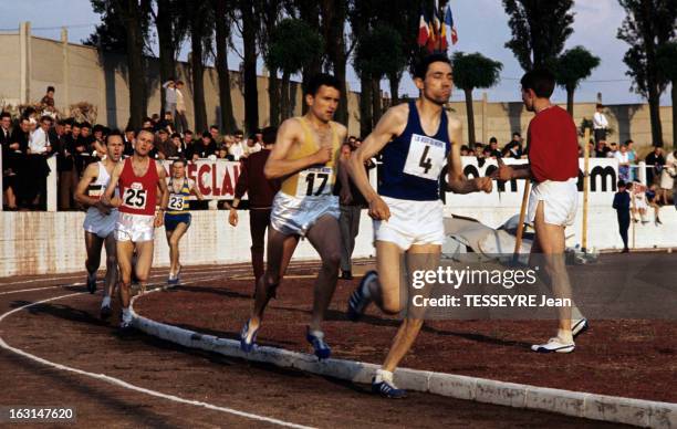 Athletes Michel Jazy And Michel Bernard. En France, en juin 1966, lors d'une course d'athlétisme de demi-fond, Michel JAZY, athlète, maillot jaune,...