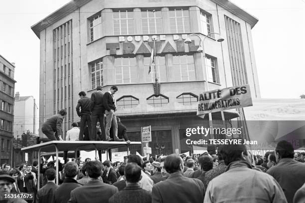 Strike At The Berliet Automobiles Factory. France, 23 mars 1967, Manifestation des ouvriers de l'usine Berliet, un constructeur automobile français...