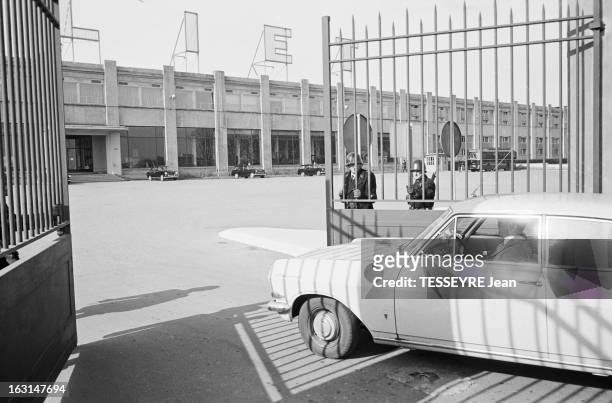 Strike At The Berliet Automobiles Factory. France, 23 mars 1967, Manifestation des ouvriers de l'usine Berliet, un constructeur automobile français...