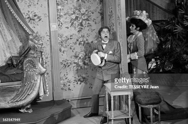 'La Puce À L'Oreille'. A Paris, le 30 novembre 1967, Représentation de la pièce de 'La puce à l'oreille' de Georges Feydau au théâtre Marigny avec...