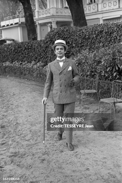 Actor Gerard Lartigau. A Paris, en novembre 1967, Rendez-vous en extérieur avec le comédien Gerard LARTIGAU dans le costume de 'Camille Chantebise'...