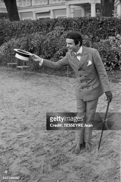 Actor Gerard Lartigau. A Paris, en novembre 1967, Rendez-vous en extérieur avec le comédien Gerard LARTIGAU dans le costume de 'Camille Chantebise'...