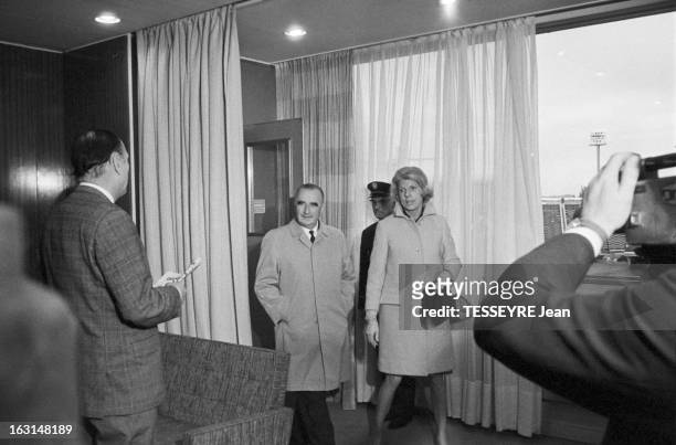 Georges Pompidou Returns From An Official Travel In Iran. En France, le 11 mai 1968, Le premier ministre Georges POMPIDOU, de retour d'Iran, retrouve...