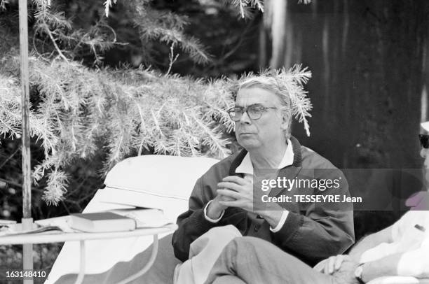 Rendezvous With Couturier Cristobal Balenciaga. PM 1005 / 1196 / 2412 / Parmi les invités: Mme Bricard directrice chez Dior et le directeur de...