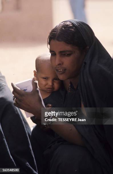 Mali And Niger Touaregs Victims Of A Drought Took Refuge In Algeria Deep South. Dans le grand sud algérien, une femme touareg en tachdri, tenant un...