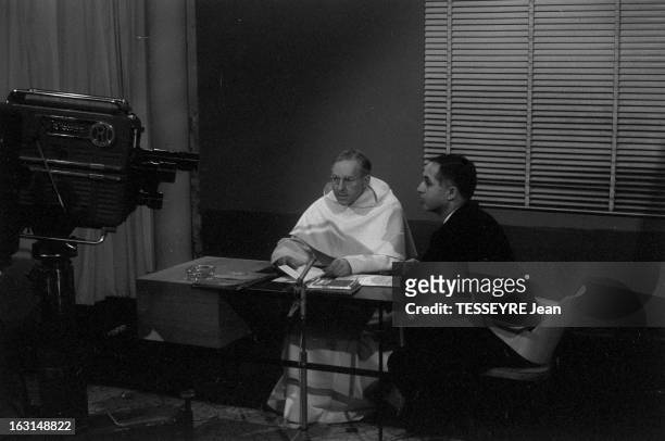 Reverend Father Loewe Preaches Lent On Television. En France, le 18 février 1958, Le Père Jacques LOEWE, frère dominicain et prêtre ouvrier, vêtu de...