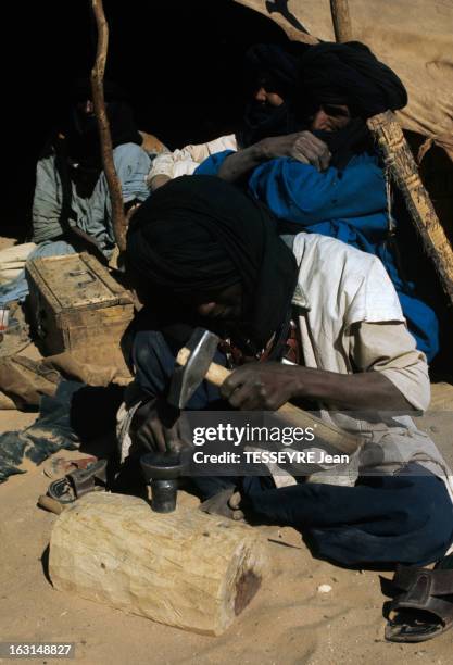 Mali And Niger Touaregs Victims Of A Drought Took Refuge In Algeria Deep South. Dans le grand sud algérien, dans le désert, devant une tente, un...