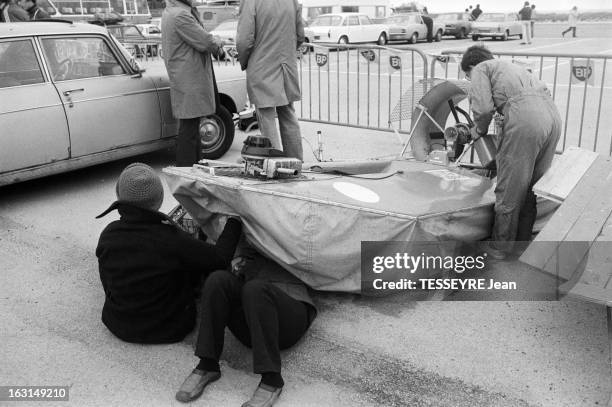 Hovercraft Championship 1974. En France à Calais, le 23 septembre 1974. Vingt cinq machines françaises et anglaises participent au premier...