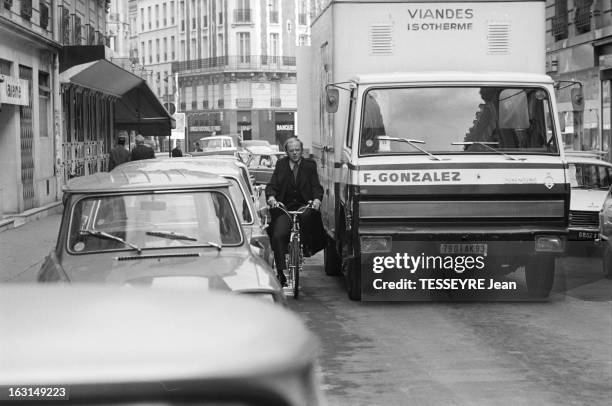 The Bike In Paris. 15 novembre 1973, Francis GUILLOT a testé la campagne de RTL 'Laissez votre voiture à la maison et allez travailler à bicyclette'...