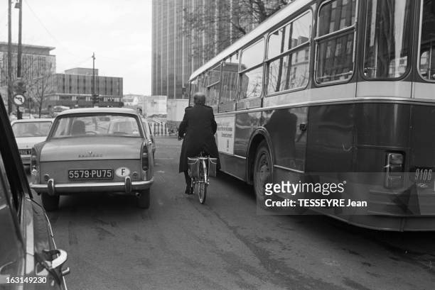 The Bike In Paris. 15 novembre 1973, Francis GUILLOT a testé la campagne de RTL 'Laissez votre voiture à la maison et allez travailler à bicyclette'...