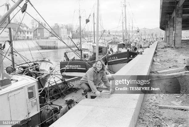 Denis Aubry, The Only Marine Fisherwoman In France. En avril 1974, Denis AUBRY, serveuse dans café sur le port, rêvait de piloter un bateau de pêche,...