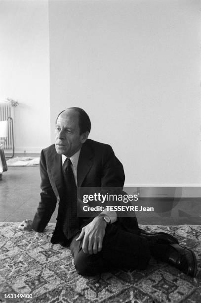 Rendezvous With Michel Jobert. Paris- 31 mai 1974- Chez lui, Michel JOBERT, ex-ministre français des Affaires étrangères, assis sur un tapis, en...