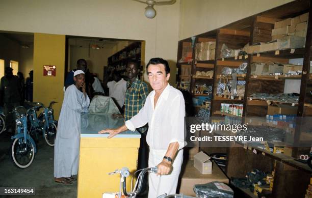 Coup D'Etat Of General Felix Malloum. Au Tchad, un vendeur de mobylette dans sa boutique.