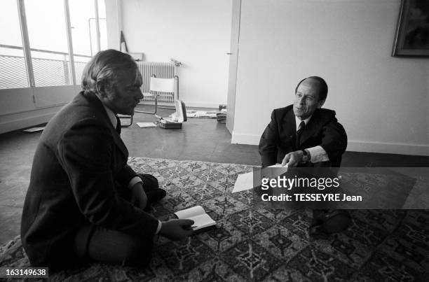 Rendezvous With Michel Jobert. Paris- 31 mai 1974- Chez lui, Michel JOBERT, ex-ministre français des Affaires étrangères, assis sur un tapis, en...