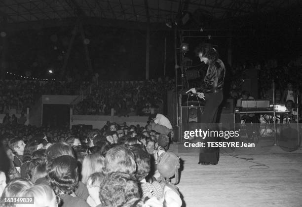 Michel Sardou On Tour. En France, le 12 août 1974. Le chanteur Michel SARDOU lors d'une tournée à travers la France. Sur scène, Michel SARDOU portant...