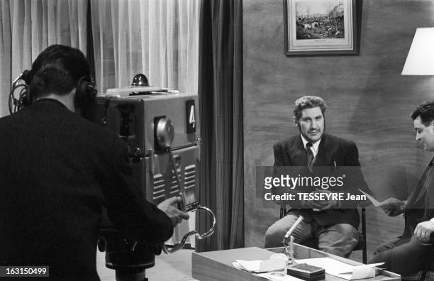 Television Programme 'Gros Lot'. En France, le 2 mars 1958, A.TERRY, l'un des gagnants de l'émission de jeu 'Gros lot' présentée par Pierre SABBAGH...