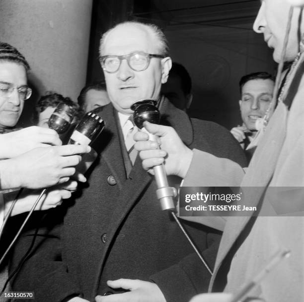 Political Crisis Of 1958. En avril 1958, des responsables politiques de toutes tendances pressent le général DE GAULLE de former un gouvernement et...