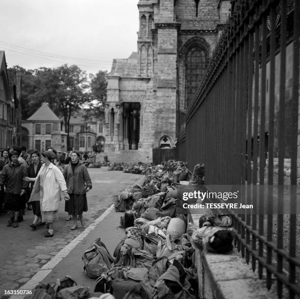 Chartres Pilgrimage In 1958. Au printemps 1958, lors d'un pèlerinage, les participants arrivés à CHARTRES après avoir parcouru les routes à pied ont...