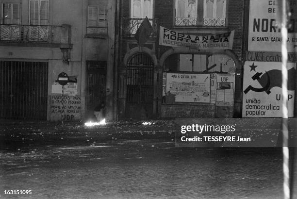 Demonstrations In Porto. Portugal, Porto, 13 octobre 1975, Des manifestants socialistes et ceux du PC, de l'Union Démocratique Populaire et du FUR se...