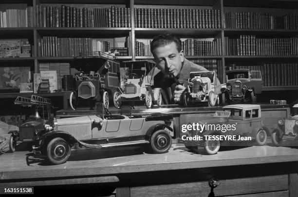 Old Vehicles In Scale Model. En decembre 1958, fumant la pipe devant des rayonnage de livres dans un magasin, un amateur de jouets anciens, devant...